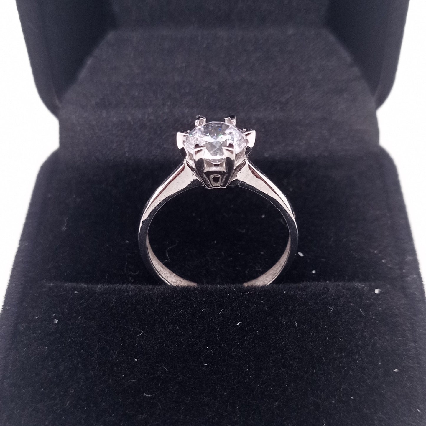 Anillo Solitario de oro 18K con zirconio