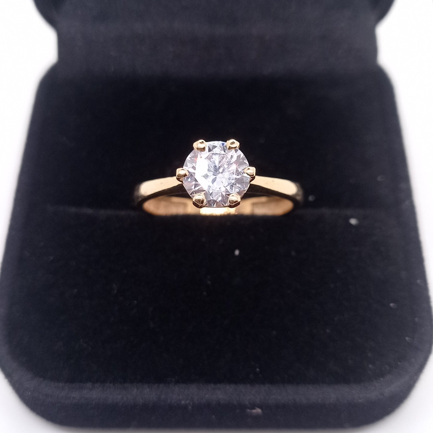 Anillo Solitario de oro 18K con zirconio