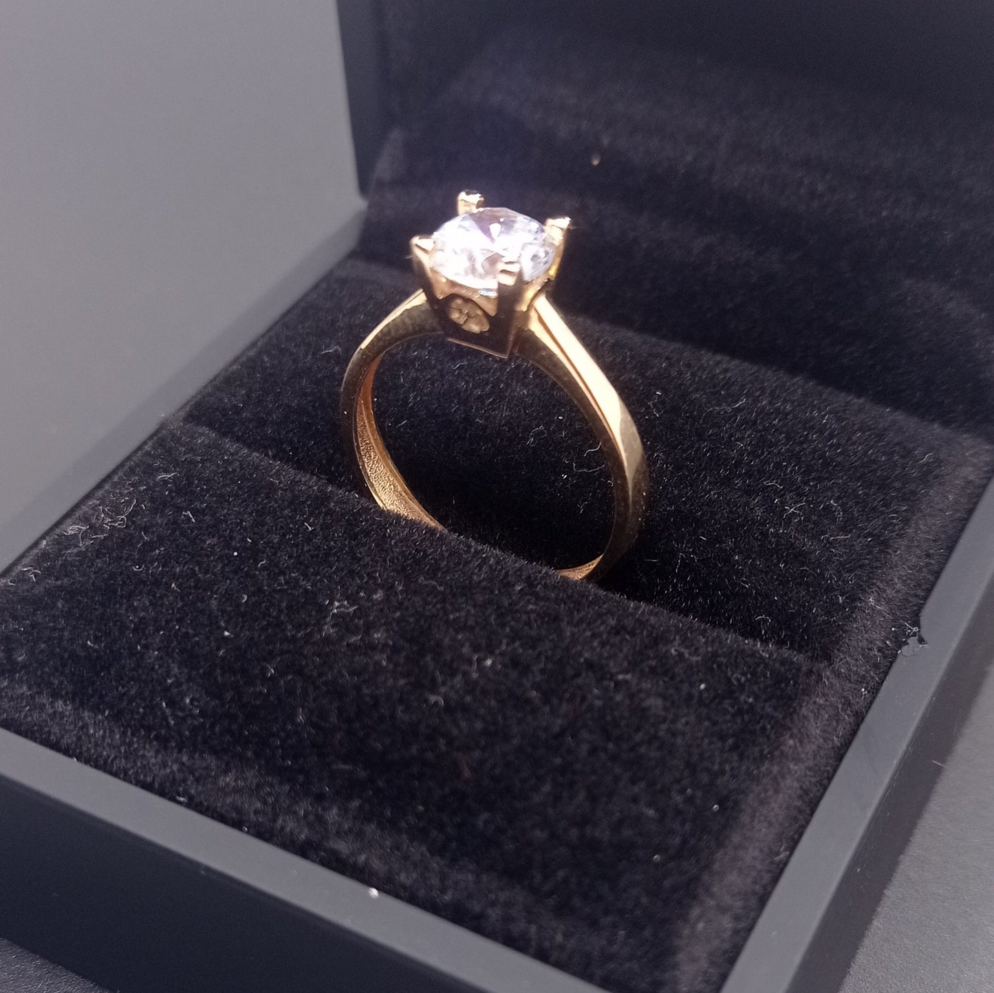 Anillo "Solitario" de Oro 18K c/ Zirconio