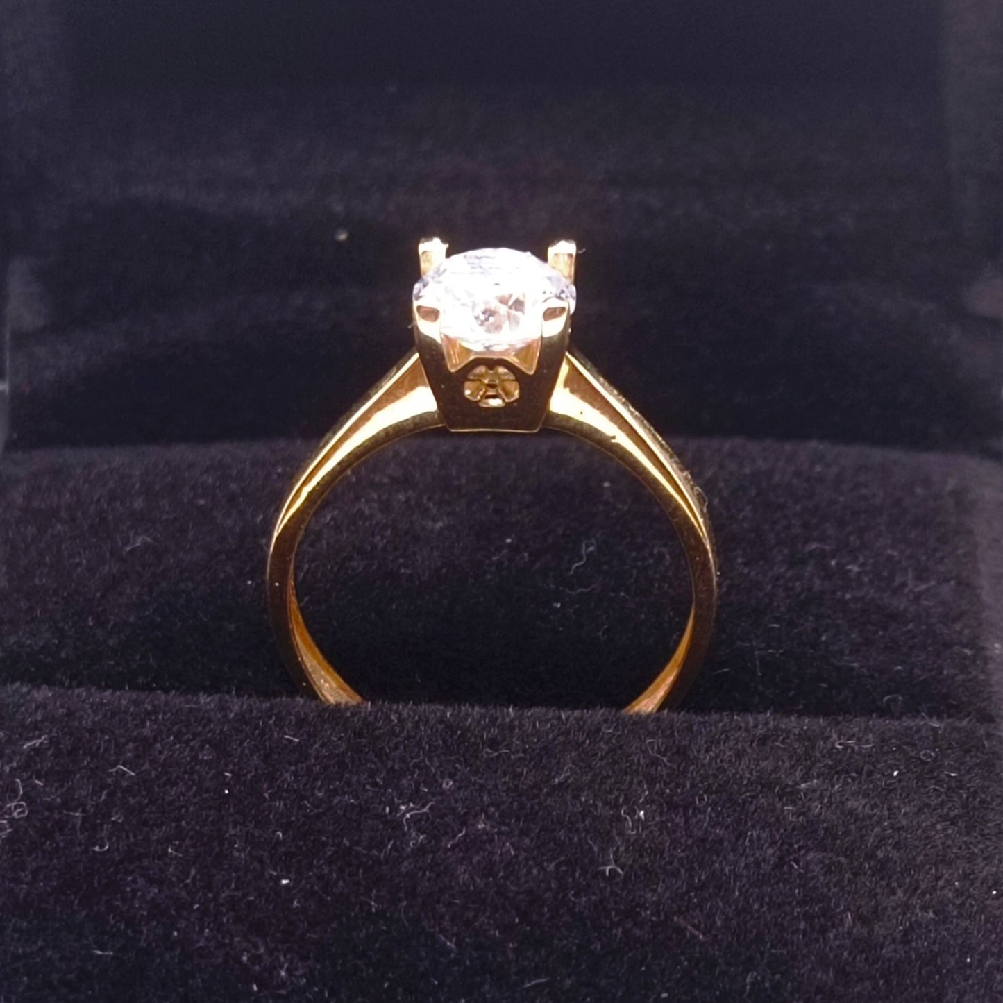 Anillo "Solitario" de Oro 18K c/ Zirconio